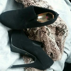 Black bootie platform heels